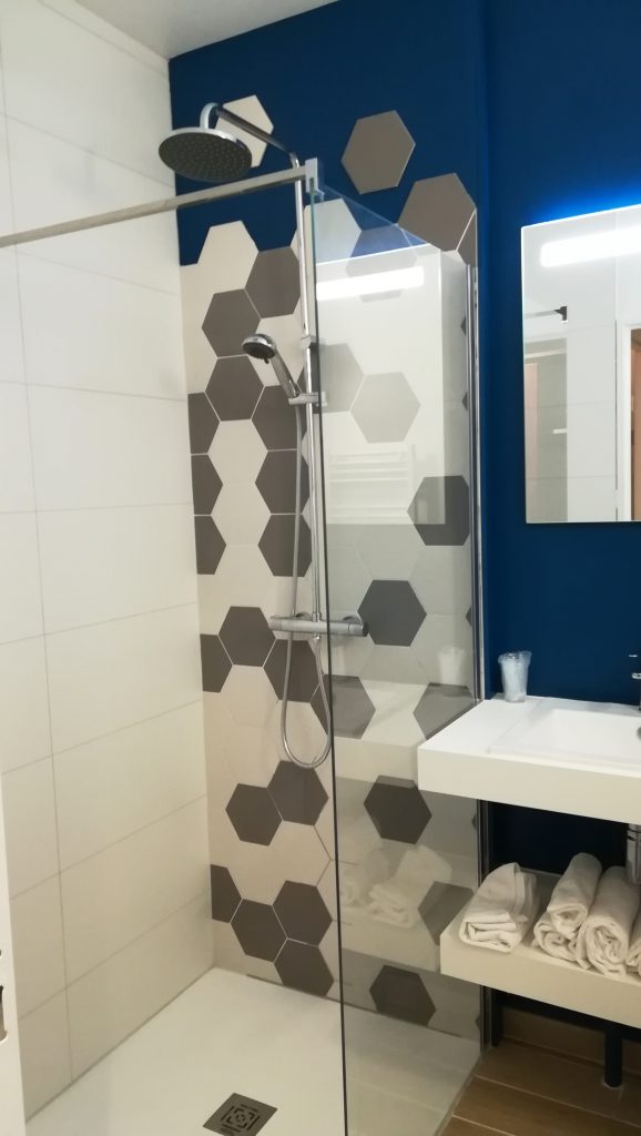 Salle de bains à l'hôtel Ludik For Rêveurs (Bergerac) douche à litalienne