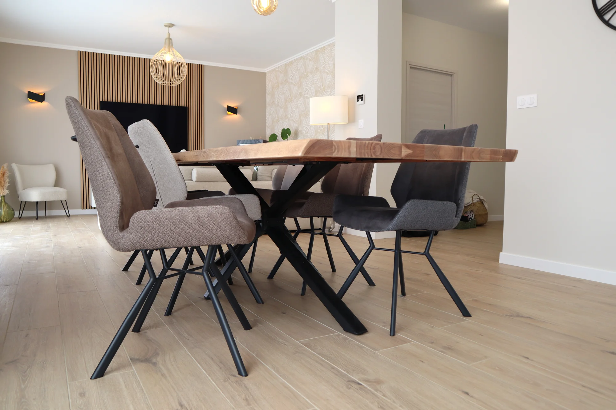 Des chaises et une table au rendu cosy et naturel